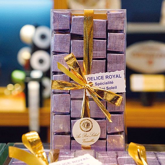 Specialties Délice Royal: Valencia Almond Praline coated with dark chocolate 